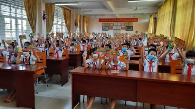 Hãng phim trẻ kết hợp cùng công ty sữa Kun tổ chức chiếu phim và tặng sữa cho các em học sinh trường TH Định Phước