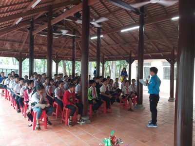 Liên đội TH Định Phước nghe nói chuyện truyền thống chào mừng 22/12