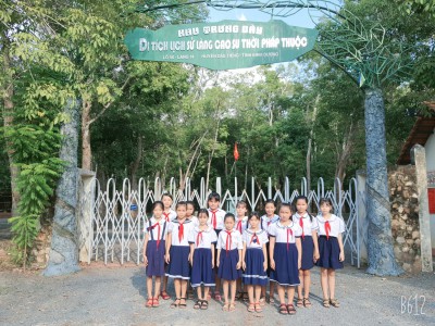 Học sinh chụp ảnh lưu niệm bên khu trưng bày di tích lịch sử Làng cao su Pháp thuộc