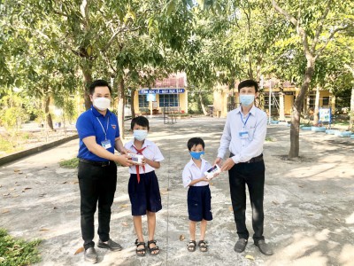 Trao thiết bị học trực tuyến cho học sinh có hoàn cảnh khó khăn ở trường TH Định Phước