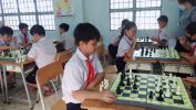 Học sinh thi đấu môn cờ vua