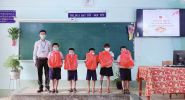 Thầy Đỗ Văn Hênh- Hiệu trưởng nhà trường trao quà cho các em HS