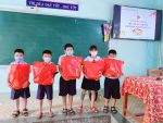 Các em HS có hoàn cảnh khó khăn được nhận quà