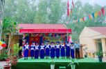 Học sinh lớp 5 nhận Chứng nhận hoàn thành chương trình tiểu học