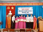 Viên chức nhận giấy khen thành tích trong phong trào thi đua