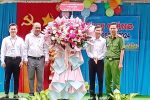 Lãnh đạo Huyện, Xã, Đại biểu tặng hoa chúc mừng năm học mới