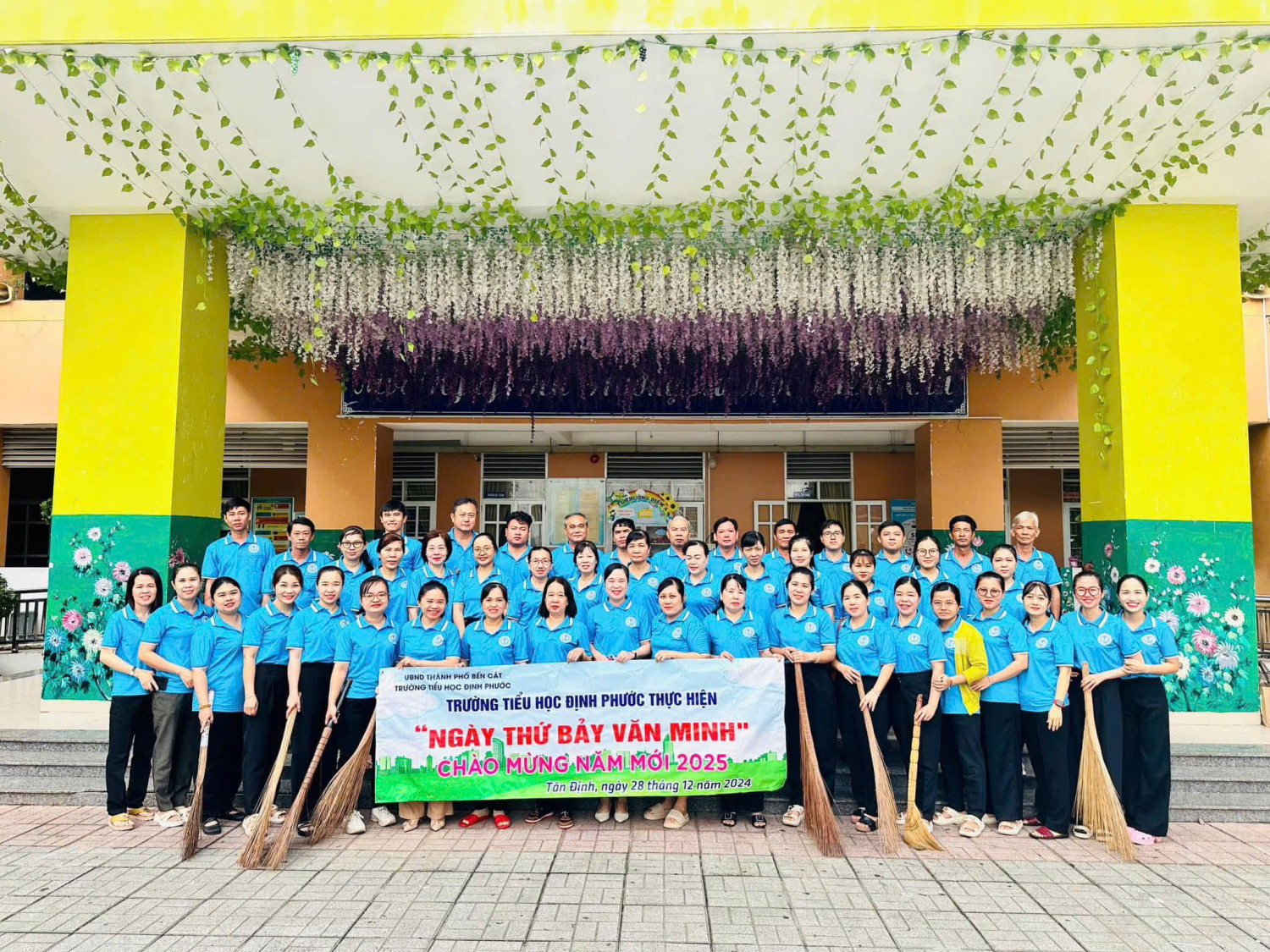 Trường Tiểu học Định Phước đã tiếp tục ra quân thực hiện "Ngày thứ bảy văn minh" với chủ điểm "Chào mừng năm mới 2025"