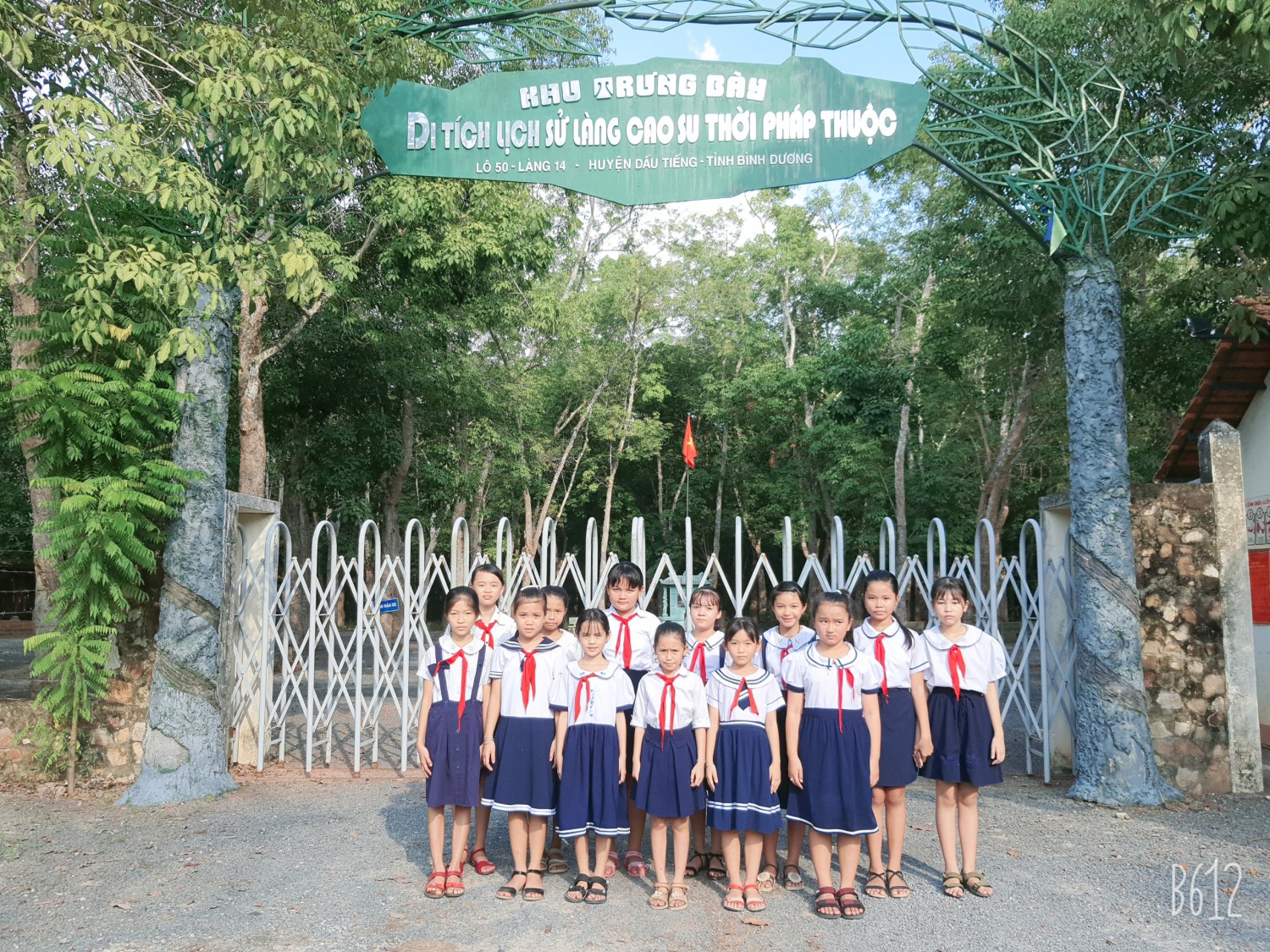 Hình 10 Học sinh chụp ảnh lưu niệm bên khu trưng bày di tích lịch sử Làng cao su Pháp thuộc