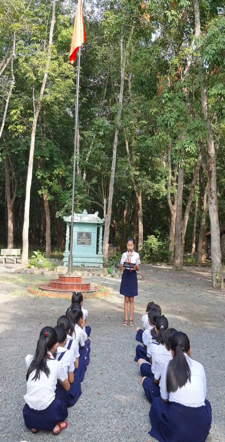 Hình 1 Học sinh nghe tuyên truyền ý nghĩa thành lập rừng cao su thời Pháp thuộc