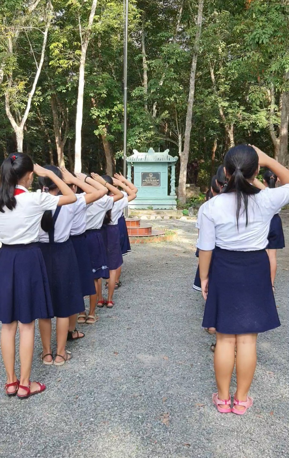 Hình 2 Học sinh chào cờ trước bia tưởng niệm