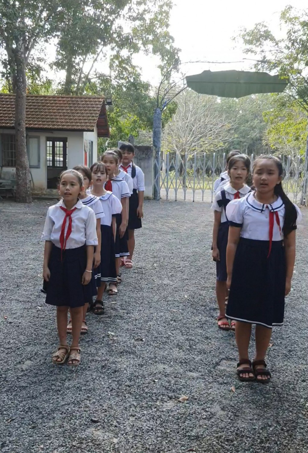 Hình 3 Học sinh hát Quốc ca