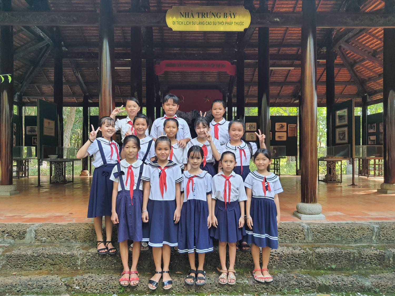 Hình 4 Học sinh chụp ảnh lưu niệm bên Nhà trưng bày các di tích lịch sử