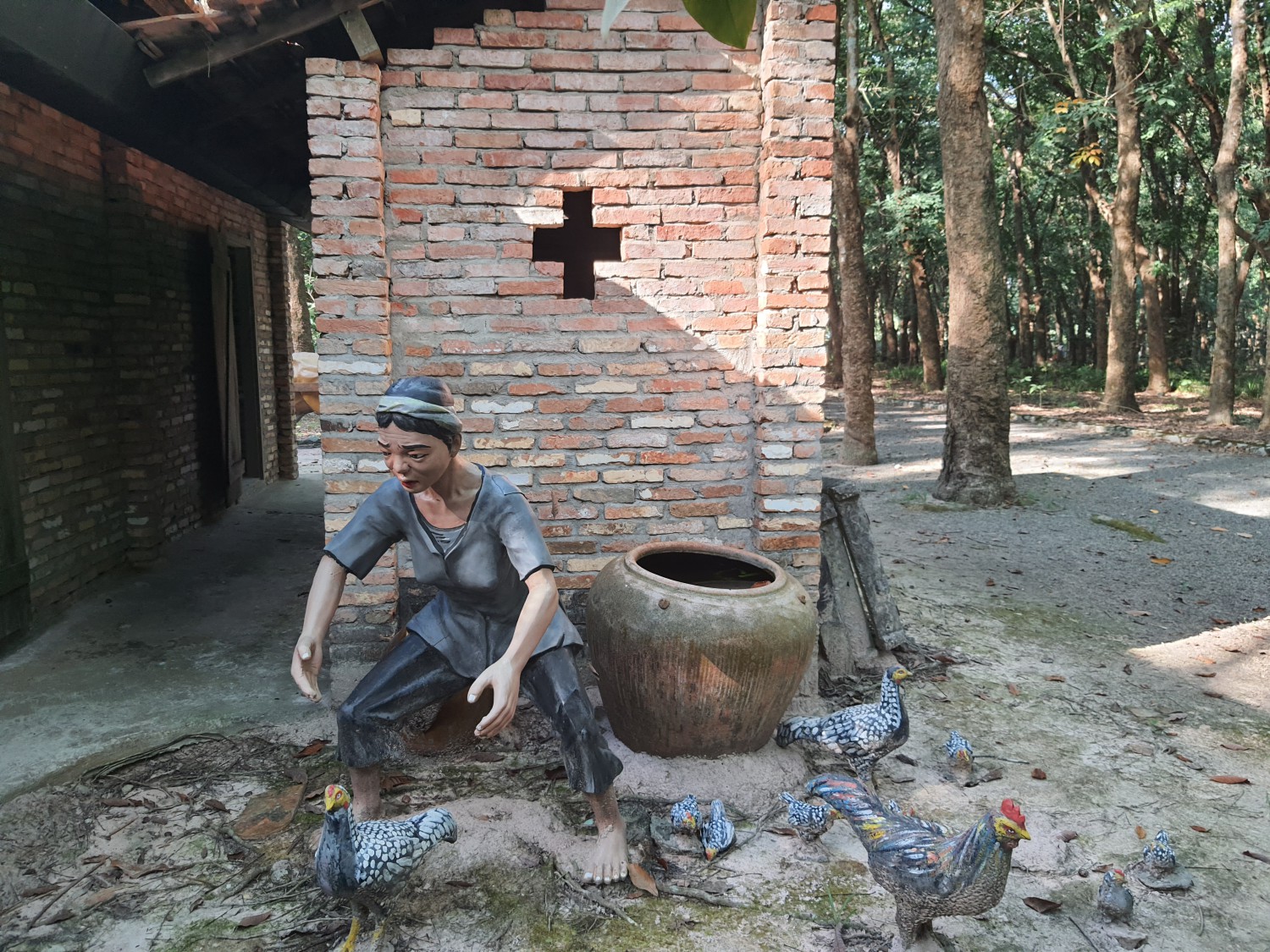 Hình 9 Cảnh sinh hoạt đời thường của các công nhân thời Pháp