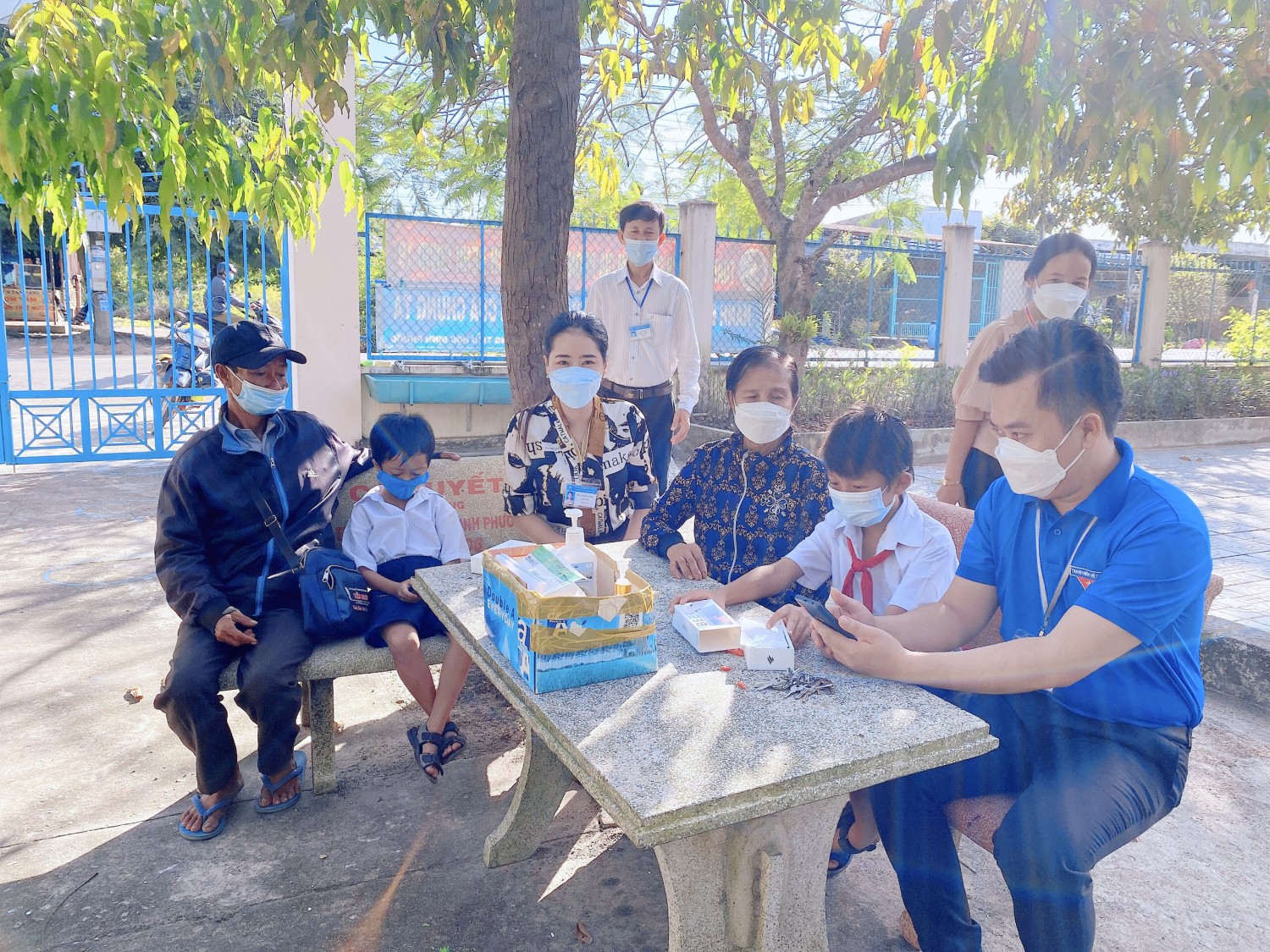 Thầy Huỳnh Anh Vũ và các GVCN hướng dẫn PHHS và các em sử dụng thiết bị