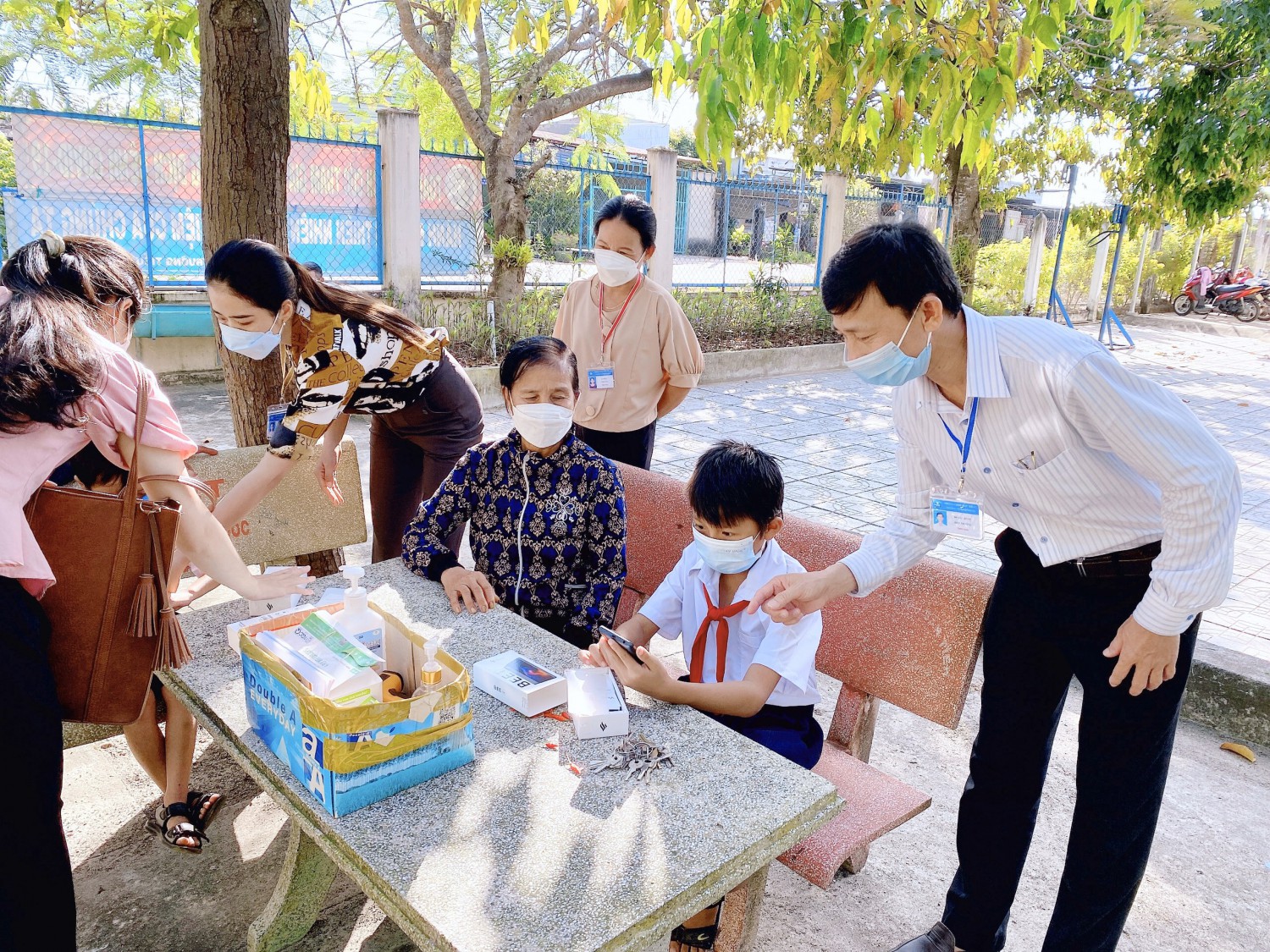 Thầy Hiệu trưởng hướng dẫn PHHS và các em sử dụng thiết bị